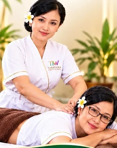 Terapis Tarayana bersama pelanggan